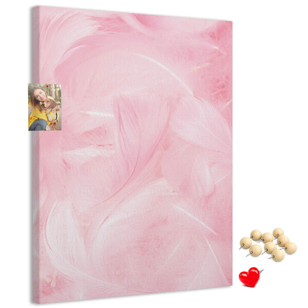 Prikbord van kurk met een achtergrond van fijne roze veren