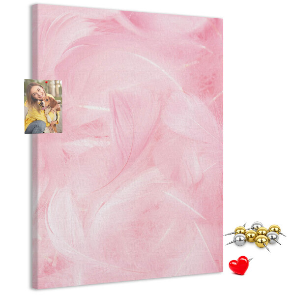 Prikbord van kurk met een achtergrond van fijne roze veren