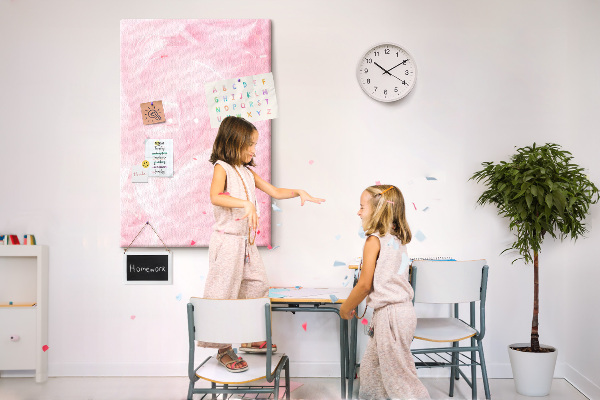 Prikbord van kurk met een achtergrond van fijne roze veren