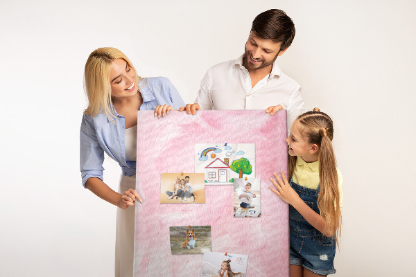 Prikbord van kurk met een achtergrond van fijne roze veren