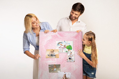 Prikbord van kurk met een achtergrond van fijne roze veren