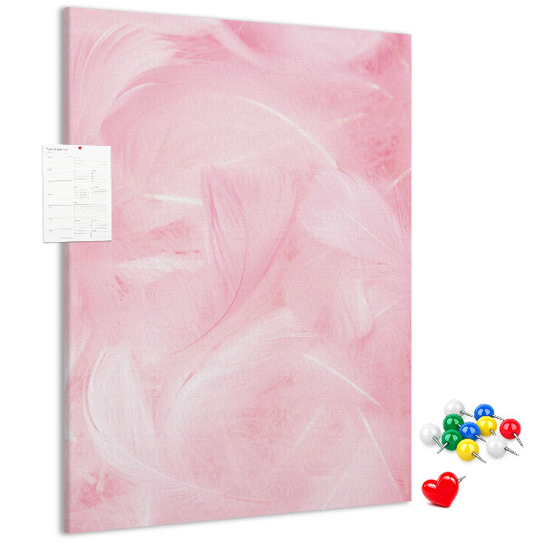 Prikbord van kurk met een achtergrond van fijne roze veren