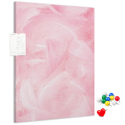 Prikbord van kurk met een achtergrond van fijne roze veren