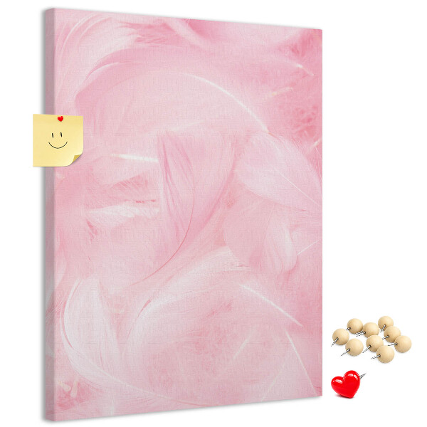 Prikbord van kurk met een achtergrond van fijne roze veren
