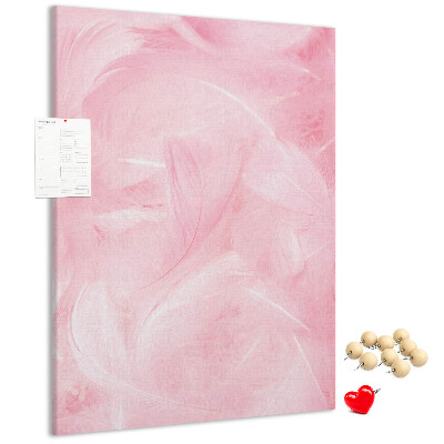 Prikbord van kurk met een achtergrond van fijne roze veren