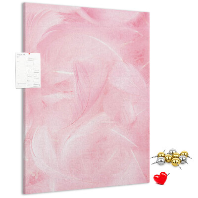 Prikbord van kurk met een achtergrond van fijne roze veren