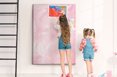 Prikbord van kurk met een achtergrond van fijne roze veren