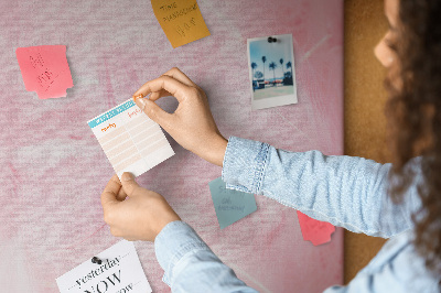 Prikbord van kurk met een achtergrond van fijne roze veren