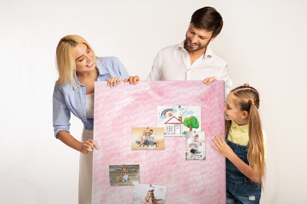 Prikbord van kurk met een achtergrond van fijne roze veren