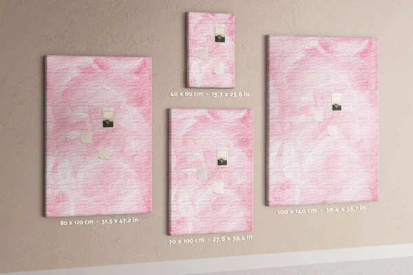 Prikbord van kurk met een achtergrond van fijne roze veren