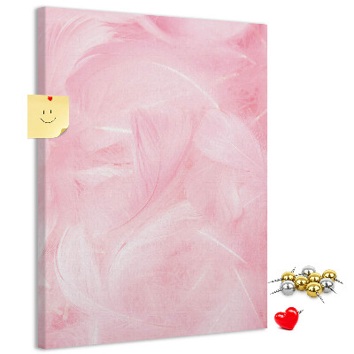 Prikbord van kurk met een achtergrond van fijne roze veren
