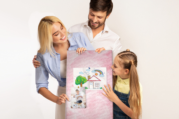 Prikbord van kurk met een achtergrond van fijne roze veren