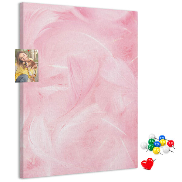 Prikbord van kurk met een achtergrond van fijne roze veren