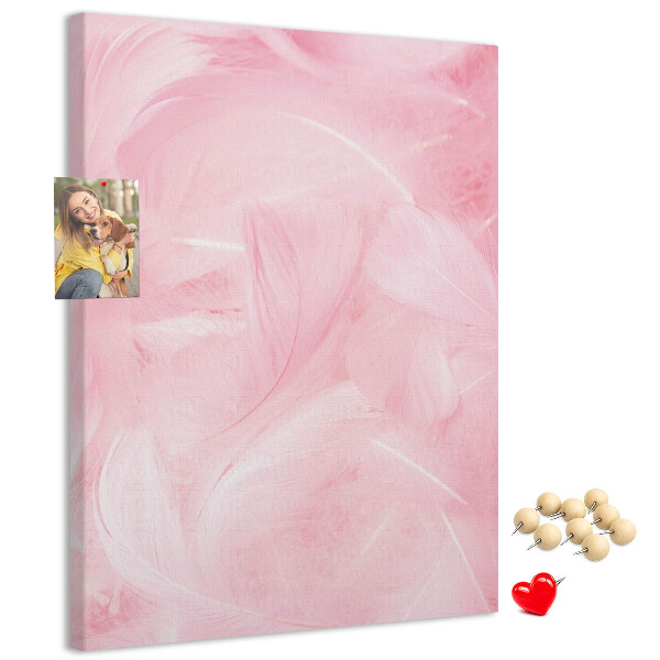 Prikbord van kurk met een achtergrond van fijne roze veren