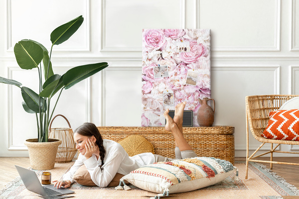 Memobord van kurk met een motief van roze bloemen in een delicate kleurencombinatie