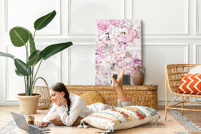 Memobord van kurk met een motief van roze bloemen in een delicate kleurencombinatie