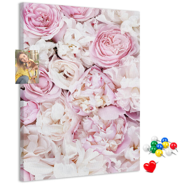 Memobord van kurk met een motief van roze bloemen in een delicate kleurencombinatie
