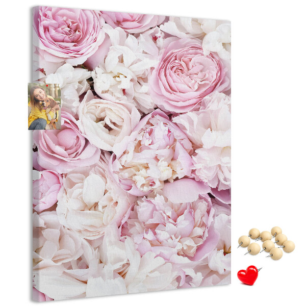 Memobord van kurk met een motief van roze bloemen in een delicate kleurencombinatie