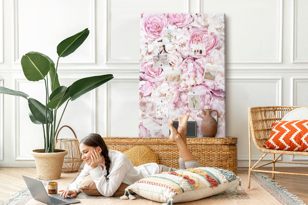 Memobord van kurk met een motief van roze bloemen in een delicate kleurencombinatie