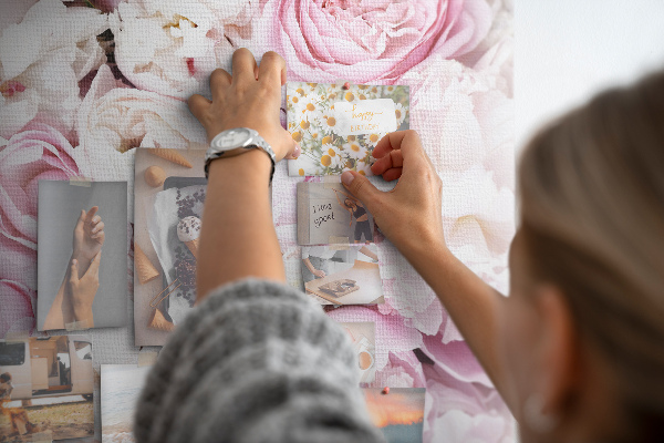 Memobord van kurk met een motief van roze bloemen in een delicate kleurencombinatie