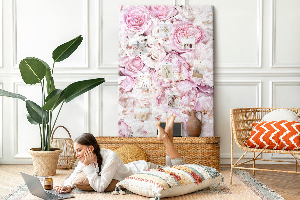 Memobord van kurk met een motief van roze bloemen in een delicate kleurencombinatie