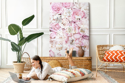 Memobord van kurk met een motief van roze bloemen in een delicate kleurencombinatie