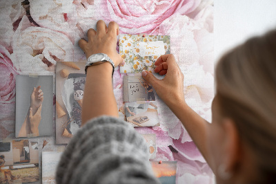 Memobord van kurk met een motief van roze bloemen in een delicate kleurencombinatie