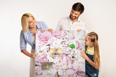 Memobord van kurk met een motief van roze bloemen in een delicate kleurencombinatie