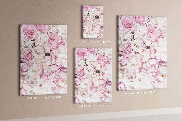 Memobord van kurk met een motief van roze bloemen in een delicate kleurencombinatie