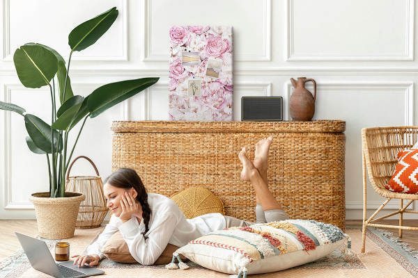 Memobord van kurk met een motief van roze bloemen in een delicate kleurencombinatie