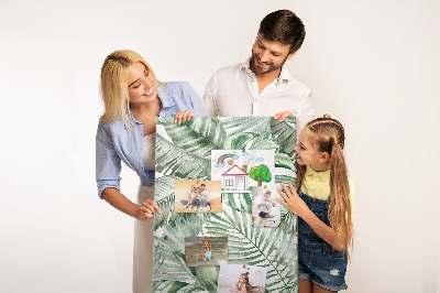 Kurken memobord met tropische bladeren in verschillende tinten groen
