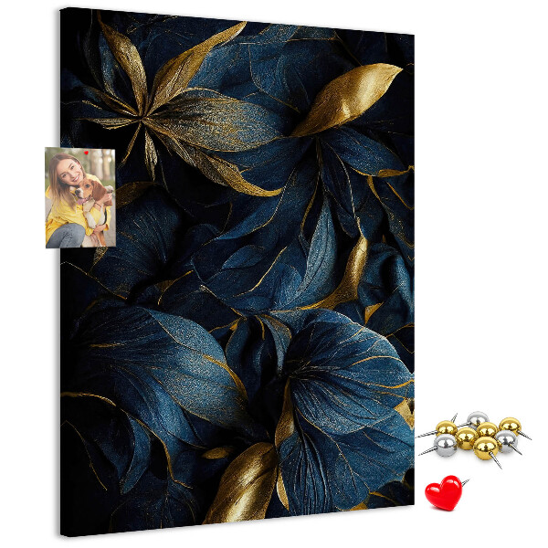 Prikbord van kurk met print van gouden bladeren op een donkere achtergrond