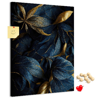Prikbord van kurk met print van gouden bladeren op een donkere achtergrond