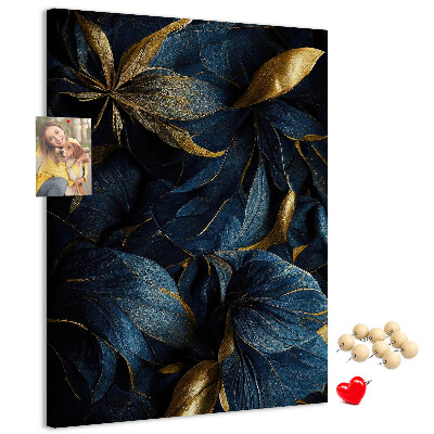 Prikbord van kurk met print van gouden bladeren op een donkere achtergrond