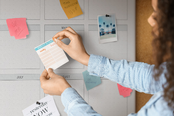 Kurk bedrukken voor het plannen van maandelijkse doelen in de kalender