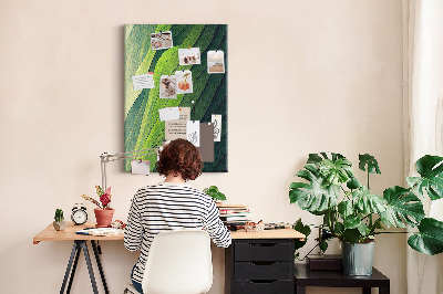 Memobord van kurk met een motief van groene bladeren in subtiele tinten