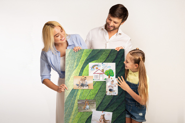 Memobord van kurk met een motief van groene bladeren in subtiele tinten