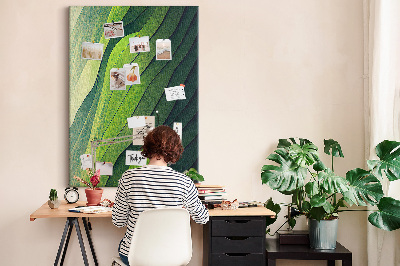 Memobord van kurk met een motief van groene bladeren in subtiele tinten