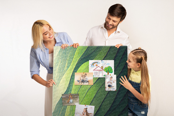 Memobord van kurk met een motief van groene bladeren in subtiele tinten