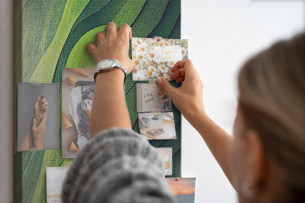 Memobord van kurk met een motief van groene bladeren in subtiele tinten