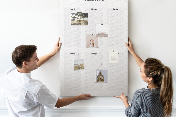 Kurken prikbord met lege gedeeltes voor een visionboard