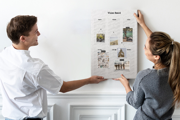 Kurken prikbord met lege gedeeltes voor een visionboard