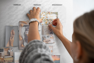 Weekplanner met lege velden bedrukt op kurk