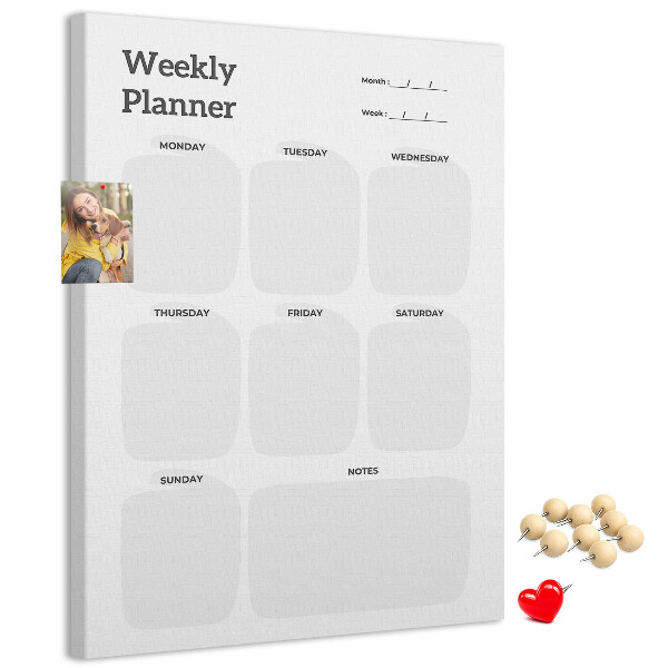 Weekplanner met lege velden bedrukt op kurk