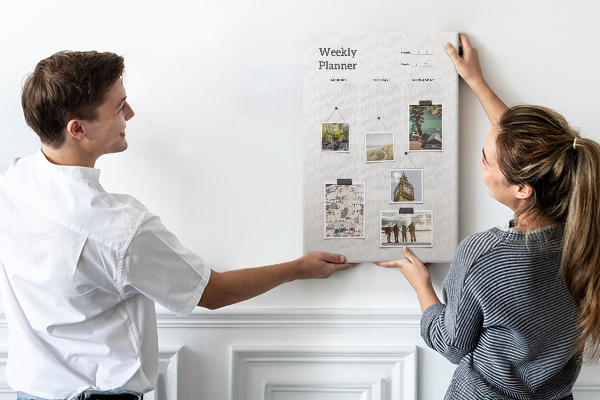 Weekplanner met lege velden bedrukt op kurk