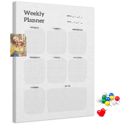 Weekplanner met lege velden bedrukt op kurk