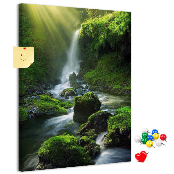 Prikbord van kurk met afbeelding van een groene vallei met waterval en beekje