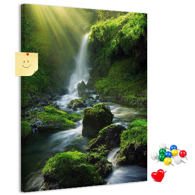 Prikbord van kurk met afbeelding van een groene vallei met waterval en beekje