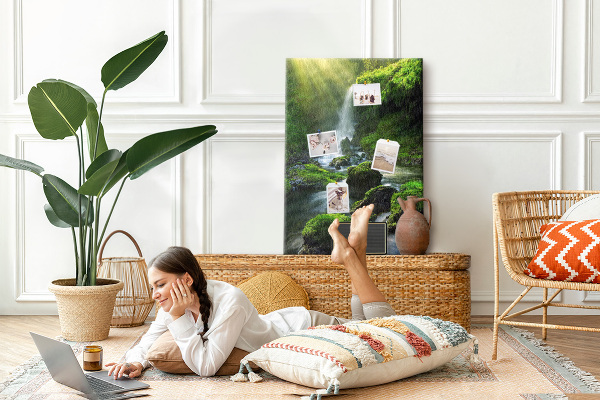 Prikbord van kurk met afbeelding van een groene vallei met waterval en beekje