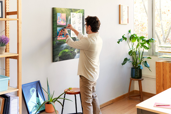 Prikbord van kurk met afbeelding van een groene vallei met waterval en beekje